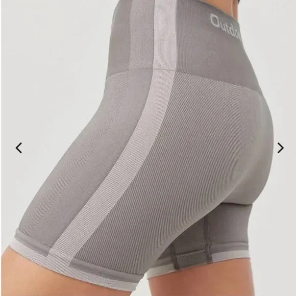 NWOT Outdoor Voices Seamless Smooth 4.5" Bike Short in Grey - Size Medium - Picture 2 of 7